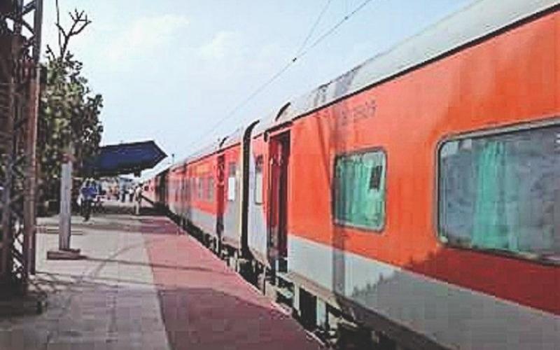  वैनगंगा एक्सप्रेस में गूंजी किलकारी, चलती ट्रेन में महिला ने दिया बच्ची को जन्म खबरगली A cry of joy resonated on the Vanganga Express as a woman gave birth to a baby girl on a moving train. raipur chhattisgarh hindi news khabargali 