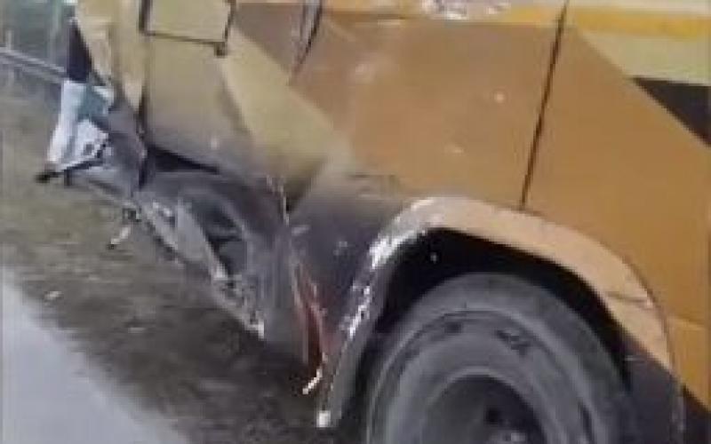 यमुना एक्सप्रेसवे पर कंटेनर ने बस को मारी टक्कर, हादसे में 6 लोगों की मौत खबरगली Container hits bus on Yamuna Expressway, 6 people killed in the accident mathura hindi news khabargali 