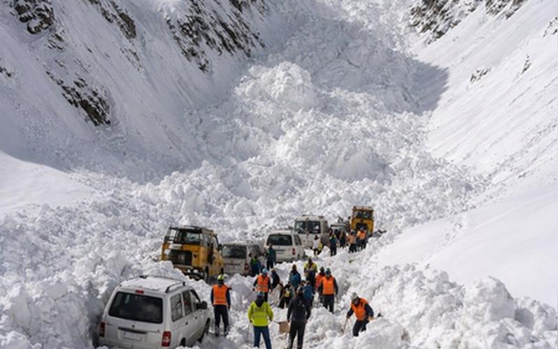 Natural disaster: 6 killed, 5 injured in avalanche at Zojila Pass‌ hindi news latest news big News khabargali  hindi News latest news khabargali 