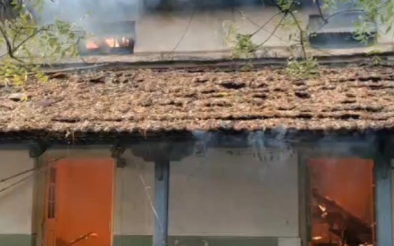 A massive fire broke out in the tehsil office, the administration was busy saving the records. Blaodabazar hindi news khabargali 