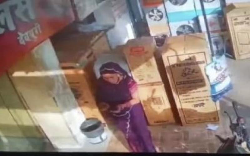 Woman tries on jewellery to 'call a friend', flees wearing jewellery worth Rs 5 lakh raipur chhattisgarh hindi news khabargali 