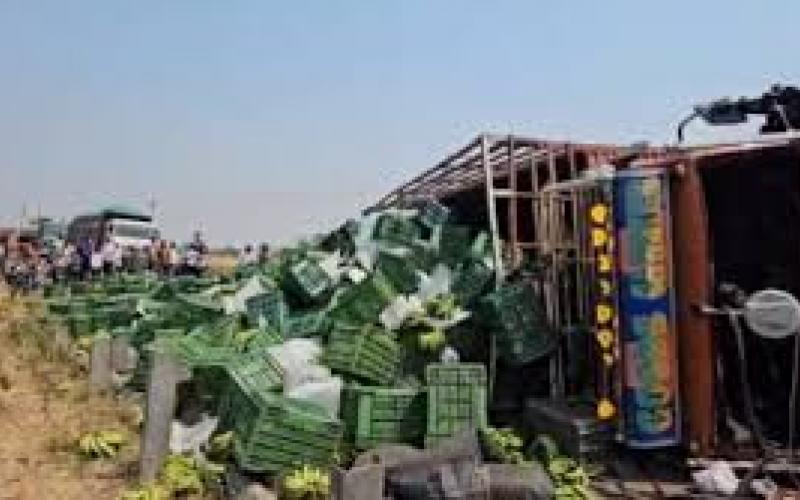 A Mazda loaded with bananas overturned on the road, leading to a long queue of vehicles. hindi news khairagarh news big news khabargali 
