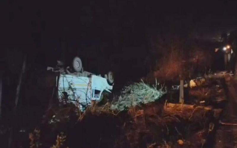 3 killed, 25 injured as pickup truck overturns in Narayanpur hindi news big news khabargali 