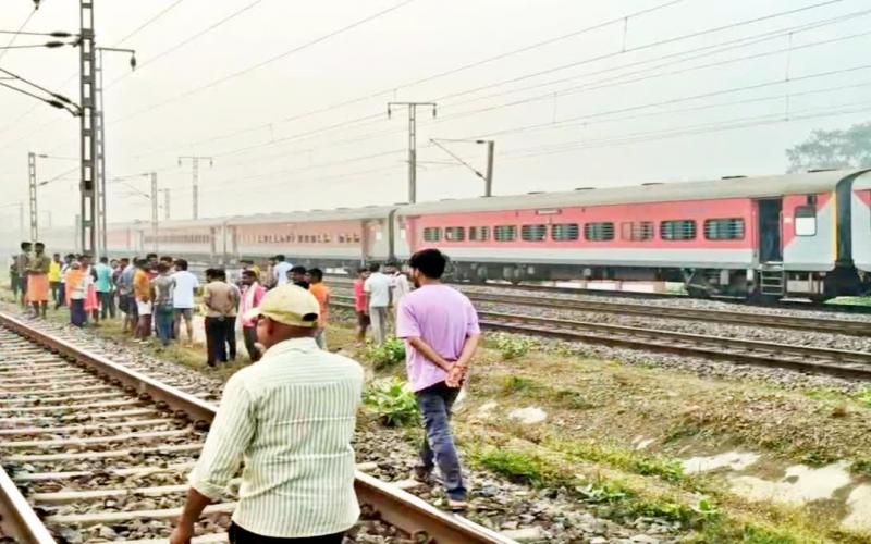 Constable hit by train, dies while crossing railway tracks raigarh hindi news big news khabargali 