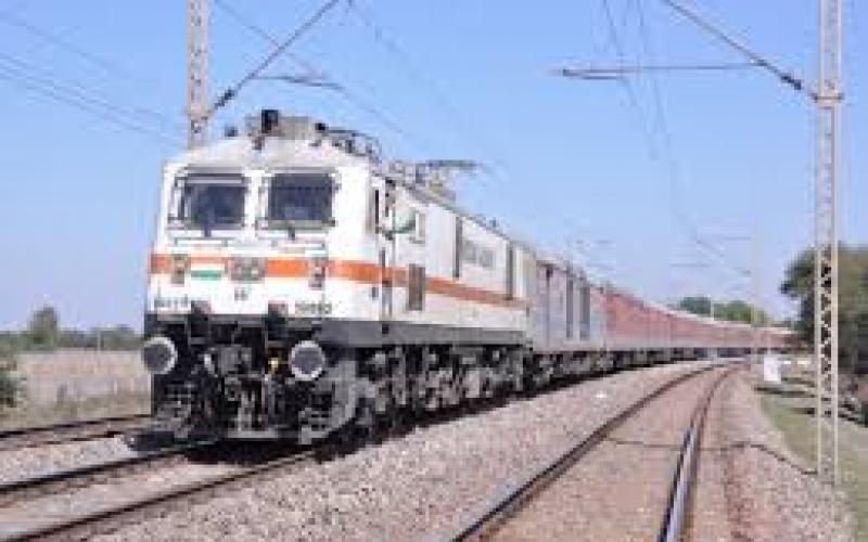 Convenience for rail passengers on Navratri, 10 super fast trains will stop at Dongargarh. Rajanandgaon hindi news latest news khabargali 
