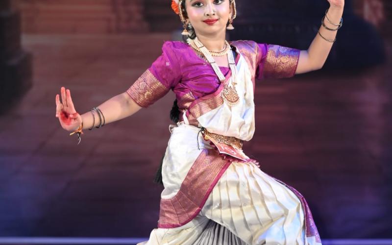Little Dakshayani spread magic on the dance stage 'Natarang', won the second position with the presentation of Saraswati Vandana, in this 'Indian Art and Culture Program' organized by Sangeet Kala Academy, third class student of Bhavans School, Guru Rituja Balwadkar, Guru Sunita Singh in Pune, Raipur, Chhattisgarh, Khabargali