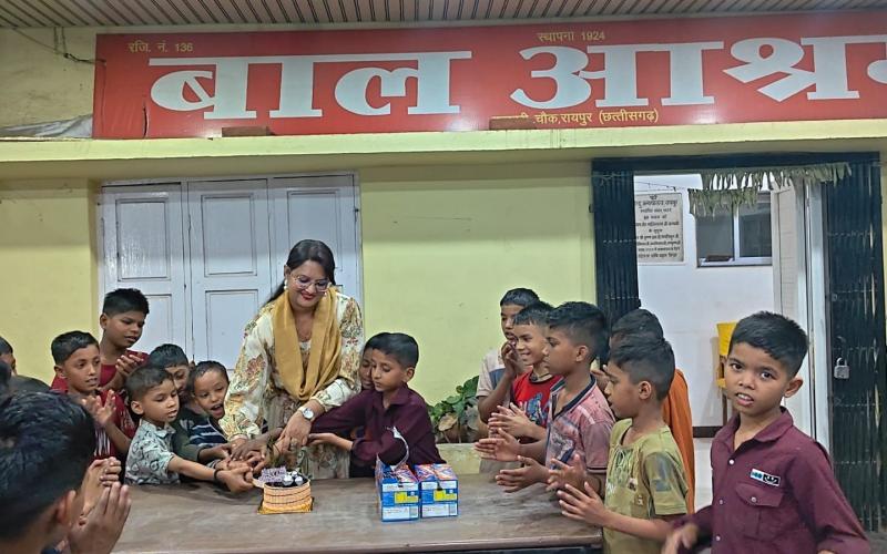 "Blessings from the innocent and support from loved ones: Star Vedic Welfare President Syed Salma celebrated her birthday at a children's home, and journalists congratulated her at the Press Club", Raipur, Chhattisgarh, Khabargali