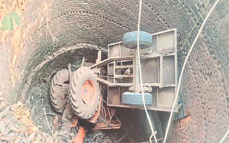 Tractor falls into 30-foot deep well, driver dies tragically, four injured hindi news big news khabargali 