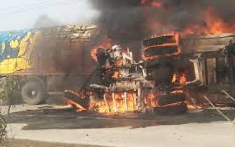 Three trucks collided and caught fire, resulting in the tragic death of two people. hindi news latest hindi news khabargali 