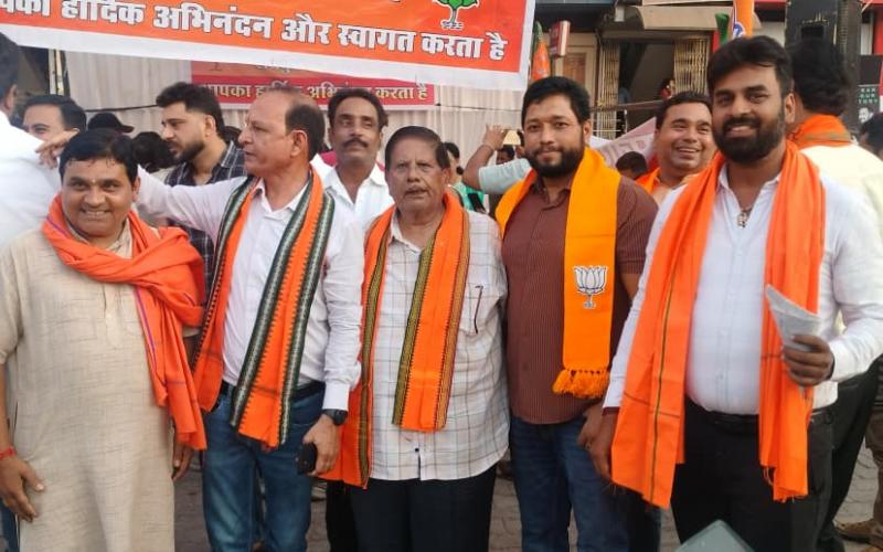 The charm of 'Modi Magic', Raipur BJP Business Cell celebrated victory on the huge victory in Bengal-Assam, distributed 'Jhalmuri' at Jaistambh Chowk, there was a lot of fireworks, State Coordinator Subhash Agarwal, Media Incharge Santosh Baid, Ramesh Singh Thakur, Cabinet Minister rank Sanjay Srivastava, Khabargali