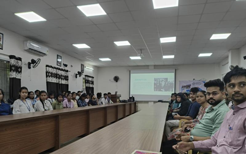 Workshop on Digital and Financial Literacy concluded at Chhattisgarh College, Aditya Bais, National Centre for Financial Education, Principal Dr. Anjali Bhatnagar, IQAC Coordinator Dr. Manju Verma, Khabargali