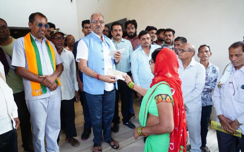 Service to mankind is service to God: MP Brijmohan Agrawal distributed cheques worth Rs 20 lakh to 200 beneficiaries, supported education, health and culture. From education and treatment of the poor to Ramayana Mandals, MP Brijmohan's sensitive support, Raipur, Chhattisgarh, Khabargali