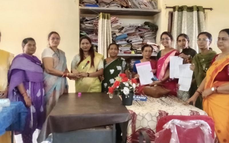 Excellent exam results: Students of Shri Bajrang Das Government Higher Secondary School enhanced the prestige of Abhanpur, School Development Committee President Mrs. Bharti Shinde, MLA representative Raja Rai, Raipur District Sarpanch Association President Mukesh Dhidhi, Principal Mrs. Janaki Sahu, Chhattisgarh, Khabargali