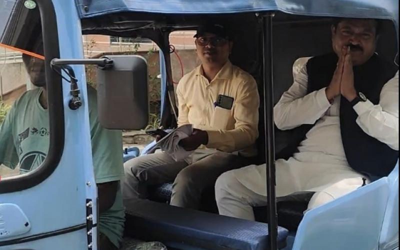Chhattisgarh Civil Supplies Corporation Chairman Sanjay Srivastava reached Nava Raipur office by e-rickshaw, assimilated the call of Prime Minister Modi, Chhattisgarh, Khabargali