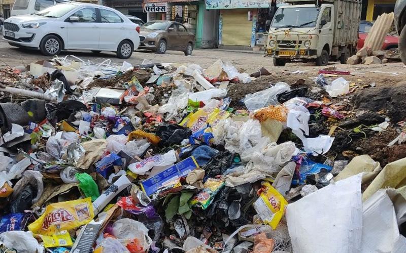 Raipur's garbage crisis: Sanitation workers' strike stalls door-to-door collection for the sixth day, troubling public, Khabargali 