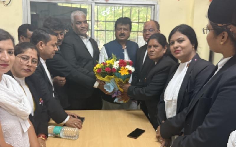 Chairman of Civil Supplies Corporation Sanjay Srivastava reached Raipur District and Sessions Court and congratulated the new executive of the Bar Association, President Dinesh Kumar Devangan, Senior Vice President Mrs. Bharti Rathore, Junior Vice President Suryakant Patskar, Secretary Rakesh Puri, Treasurer Mrs. Rani Laxmi Sahu, Joint Secretary Gunesh Kumar Nirmalkar and Mrs. Neha Rathore, Library Secretary Mahendra Kumar Devangan, Cultural and Sports Secretary Yugeshwar Sahu, Chhattisgarh, Khabargali