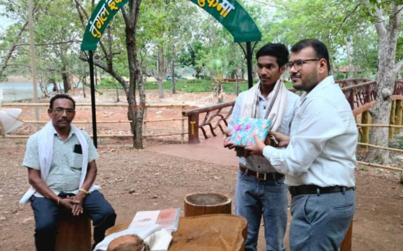 Sukma farmer's son creates history, Barse Roshan brings glory to the district by securing 634th rank in JEE Advanced. Latest News raipur news khabargali 