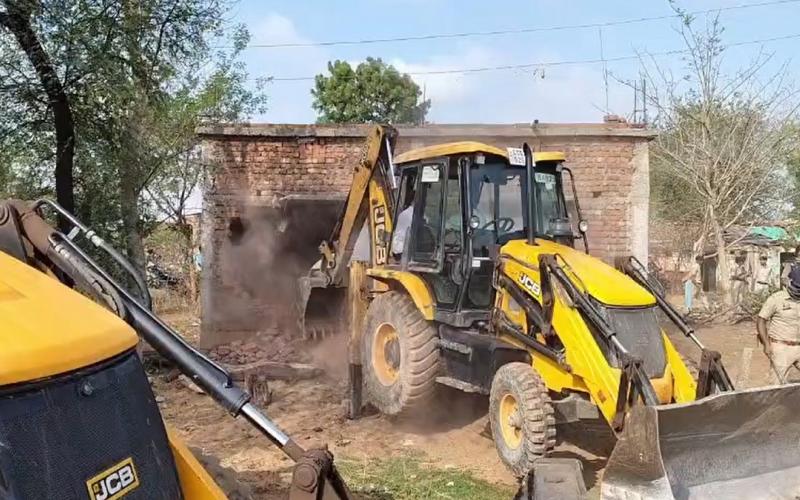 Bulldozers raze 80 houses in Nakti village; 60 families relocated to Naya Raipur. Hindi news latest khabargali 