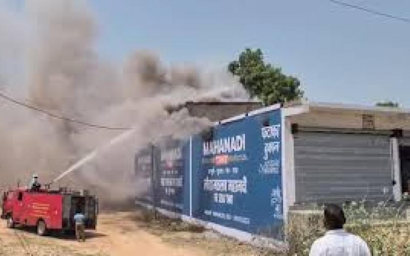 Massive fire at firecracker warehouse; area shaken by explosions; brought under control after 3 hours. korba chhattisgarh hindi news khabargali 