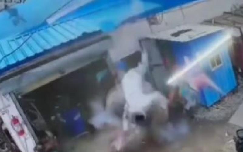 Deadly blast sends victim 15 feet into the air; helper killed in JCB tyre burst. bilaspur hindi news khabargali 