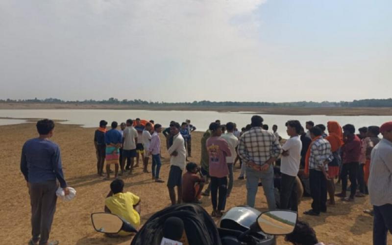 Boat capsized while fishing at midnight; 9 people were on board—6 swam to safety, while 3 are missing surajpur hindi news khabargali 