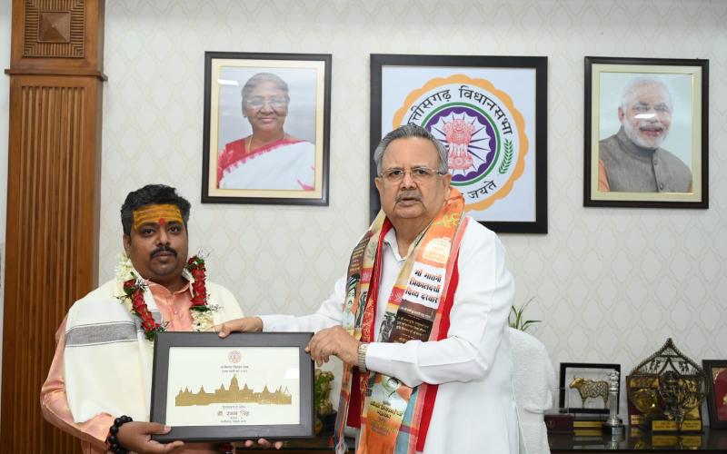 Dr. Premasai Maharaj paid a courtesy call on Chhattisgarh Assembly Speaker Dr. Raman Singh; a meaningful discussion took place regarding religion, culture, and character building. Hindi news latest news khabargali 