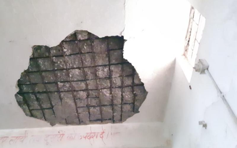 Ceiling plaster falls in government school; three students injured. Hindi news latest news khabargali 