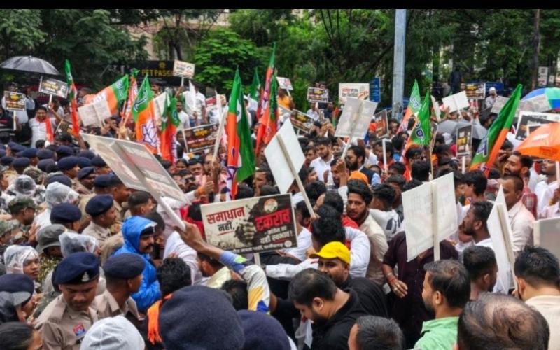 BJP and Congress workers clashed during the gherao of Rajiv Bhawan, hurling slippers, bottles, and pieces of wood at each other. Hindi news latest news khabargali 