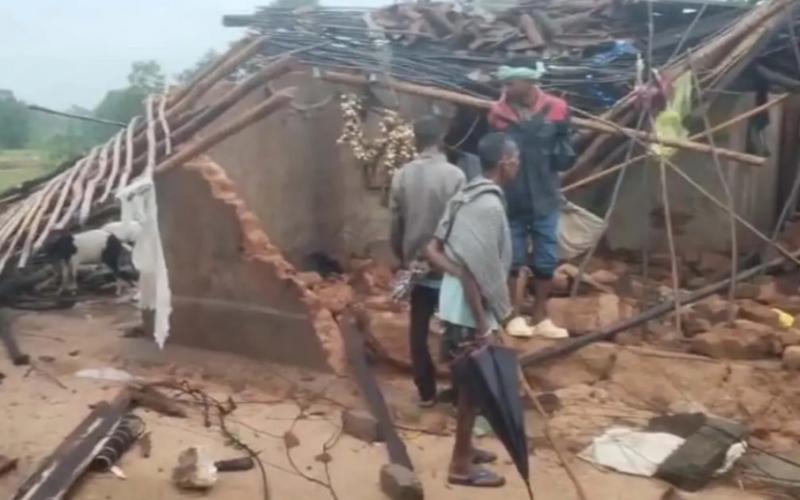 Havoc caused by storm Kucha house collapses; young man dies after being buried under debris, while his mother and wife are injured. Latest News hindi News Khabargali 