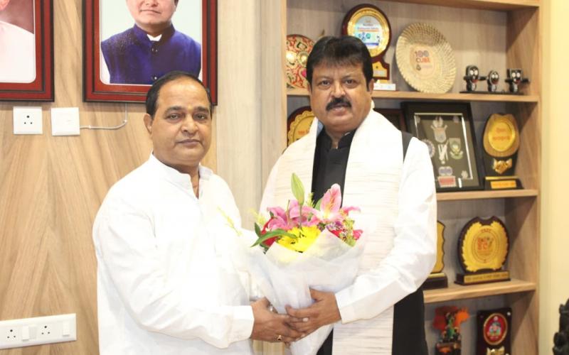 PDS system will be further strengthened in Chhattisgarh: Chairman of Civil Supplies Corporation Sanjay Srivastava studied the successful model of Odisha and made a courtesy call on Odisha Food Minister Shri Krishna Chandra Patra. Raipur, Khabargali