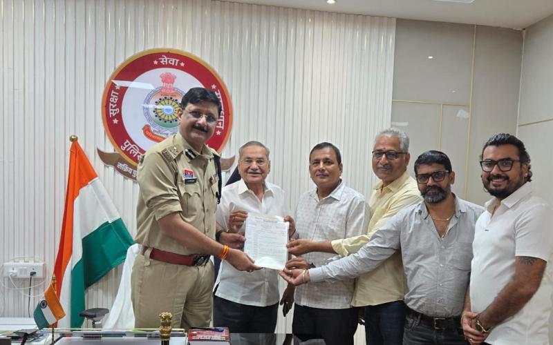 Raipur Sarafa and Silver Wholesale Association met with the Police Commissioner; expressed concern over the stalled trade due to blocked bank accounts. Police Commissioner Sanjeev Shukla, Additional Police Commissioner Amit Tukaram Kamble, Dharam Bhansali, Jitendra Golchha, Vinay Golchha, Chandra Prakash Golchha, Abhay Kothari, Chhattisgarh, Khabargali
