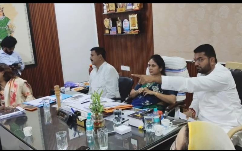 A massive uproar erupted during the Raipur Municipal Corporation Zone 4 meeting: Leader of the Opposition Akash Tiwari was enraged by officials' vague answers. Raipur, Chhattisgarh, Khabargali