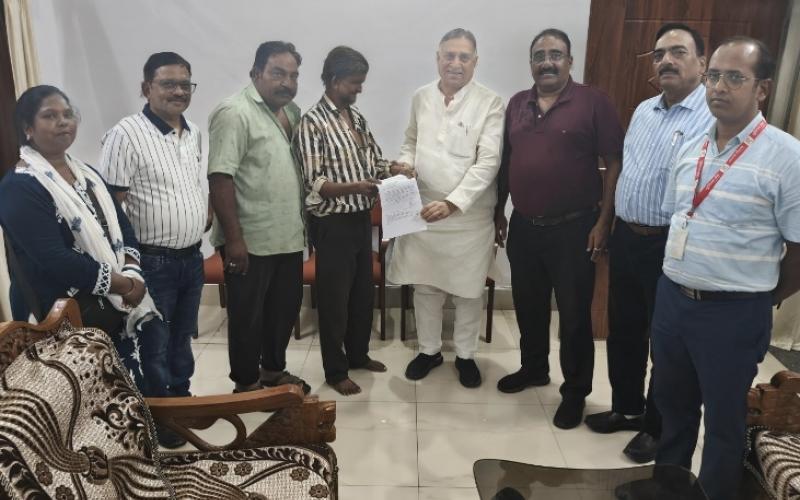 Kondagaon, Disabled Loan Scheme, Ganeshmal Parikh, Lokesh Kavadiya, Chhattisgarh Disabled Finance and Development Corporation, Self-employment, Grocery Shop, Social Welfare Department, Raipur, Chhattisgarh, Khabargali