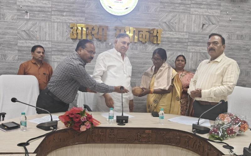 Jagdalpur, Bastar, Persons with Disabilities, Lokesh Kavadiya, Chhattisgarh Handicapped Finance and Development Corporation, Social Welfare Department, Self-Employment, Loan Scheme, Disabled Beneficiaries, Vocational Training, Additional Collector C.P. Baghel and Deputy Director of Social Welfare Department Mrs. Suchita Minj, Khabargali
