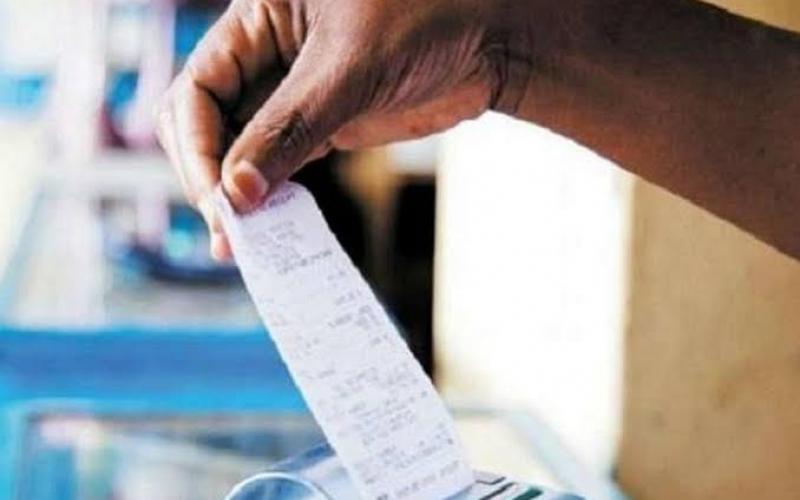 Official forgets decimal point in electricity bill; hands over a bill of ₹3 lakh instead of ₹3,000. raipur hindi news khabargali   