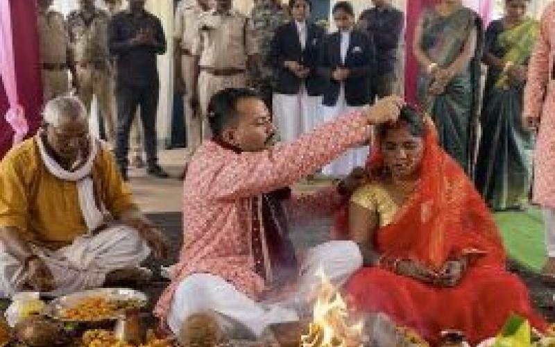 Chants echo in Jagdalpur Jail; girlfriend arrives to marry lover imprisoned in a rape case. hindi news chhattigarh news khabargali 