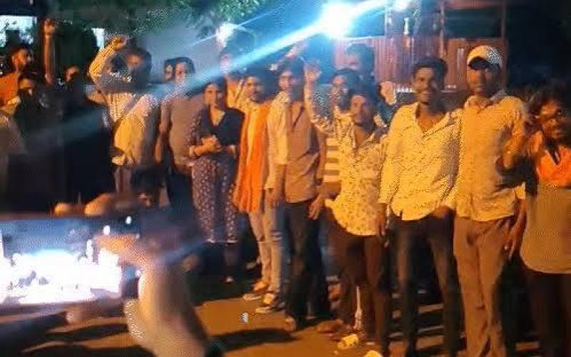   Accused of selling bakery items after spitting on them; Hindu organizations hand over father-son duo to police bilaspur hindi news khabargali 