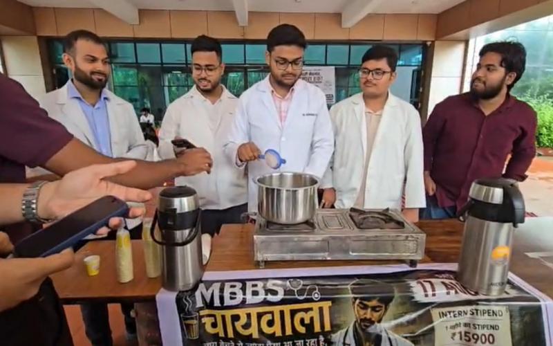  Intern doctors in Rajnandgaon staged a unique protest; posing as 'MBBS Chaiwalas,' they sold tea while remaining firm on their demand for a stipend hike. Latest News Hindi news khabargali 