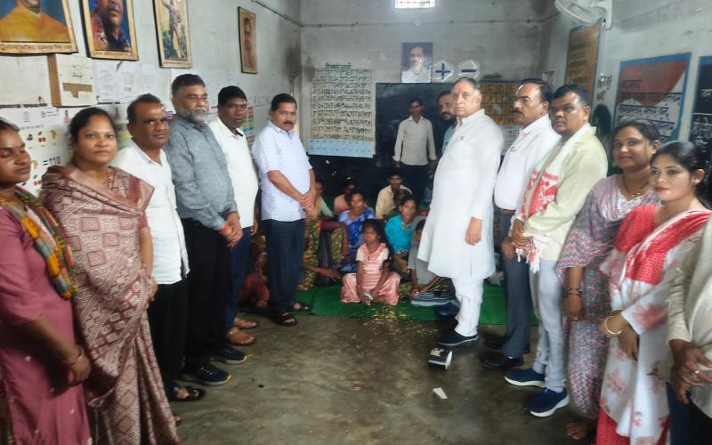 Bijapur, Bhopalpatnam, Guttapara, Chandangiri, Indravati River, flood, Chhattisgarh Disabled Finance and Development Corporation Chairman Lokesh Kavadiya, relief material, Chhattisgarh, BJP, Maharashtra border, rain, flood affected families, Bijapur News, Khabargali