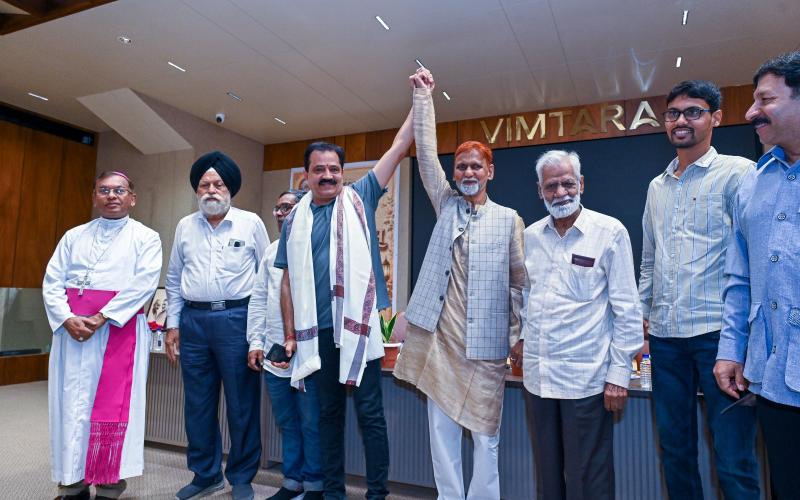 Adarsh ​​Friendship Samman Samaroh 2026, Friendship Day, Raipur Friendship Day, Muslim Intellectual Forum, Sarva Aastha Manch, Adarsh ​​Friendship Samman Souvenir 2026, Social Harmony, Brotherhood, Ganga Jamuni Tehzeeb, Senior Journalist Girish Pankaj, Swami Brijnath Anand, Bishop Victor Henry, Mr. Hasan Ali, Mr. Nandlal and D.R. Mahapatra, Syed Faisal Rizvi did it. The stage was conducted by Syed Aqeel Ahmed, Convener Nazar Hasan Hussaini, President of Muslim Intellectual Forum Shakeel Ahmed, Secretary Abi