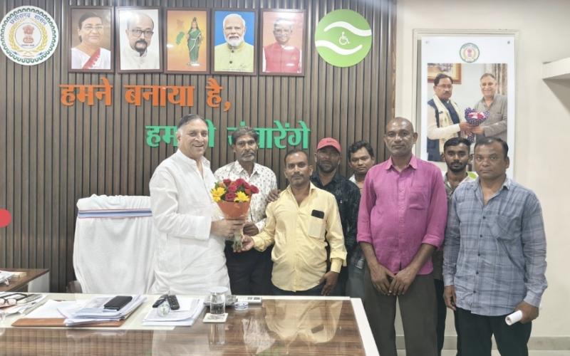 Delegation of Chhattisgarh Coolie Transport Welfare Association raised problems in the corporation office, assurance of positive initiative, Corporation Chairman Lokesh Kavadiya in the office of Chhattisgarh Disabled Finance and Development Corporation, Khabargali