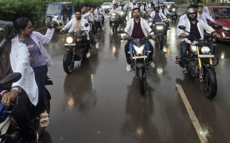 MBBS intern doctors' strike: Young doctors abandon hospital duties and embark on a bike rally, demanding a stipend of ₹30,000. The protest began in Raipur's Mekara. Intern doctors' protests intensified in several states, including Chhattisgarh, Khabargali 