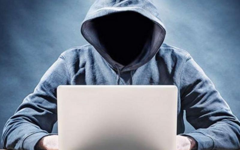 Cyber fraud of ₹28 lakh via email scam promising bank account change; mobile phone and Aadhaar card seized. latest News hindi news big News khabargali 