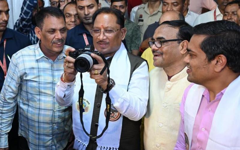 Chief Minister Vishnudev Sai, Drishya Samvad 2026, Raipur Press Club, Photo Journalist Fest, Old photographs of Chief Minister Vishnudev Sai, World Photography Day, Raipur Press Club President Mohan Tiwari, General Secretary Gaurav Sharma, Vice President Dilip Sahu, Treasurer Dinesh Yadav, Joint Secretaries Nivedita Sahu and Bhupesh Jangde, Raipur News, Chhattisgarh News, Khabargali