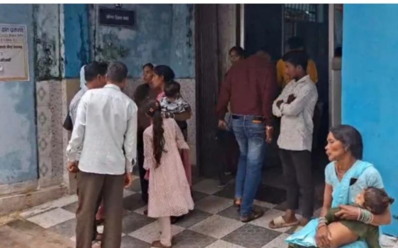 Major accident before visit to Giroudpuri: Pickup truck carrying 25 pilgrims overturns; 5 in critical condition. Hindi news latest news neme news khabargali 