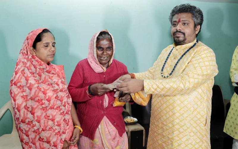 Dr. Premsai, the head priest of Maa Matangi Dham, visited families affected by Naxal violence and provided support by distributing financial aid, rations, and clothing hindi news big news khabrgali