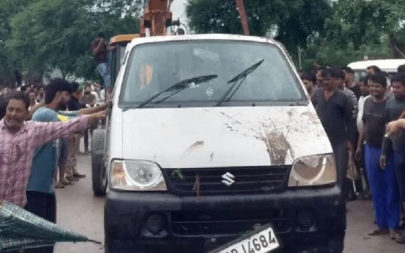 Entire family swept away in a drain while taking mother for medical treatment; 9 dead, including 4 children. rajgarh hindi news khabargali 