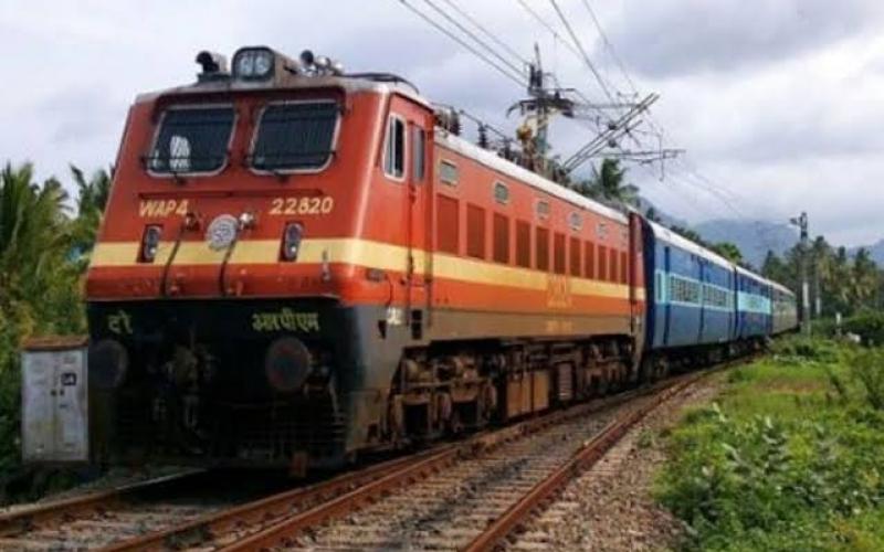  Dozens of trains are running hours late every day—with the Tirupati Express delayed by 9 hours and the Amarkantak Express by 5 hours—due to rain and flooding raipur chhattisgarh news khabargali 