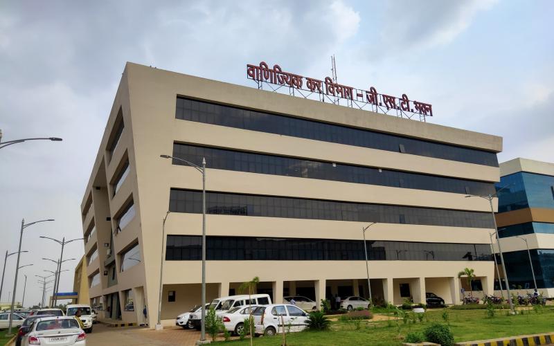 Major crackdown by the GST team in Bilaspur and Mungeli raids conducted on the premises of six businessmen, with over 115 bogus dealers under scrutiny. Latest news hindi news big News khabargali 