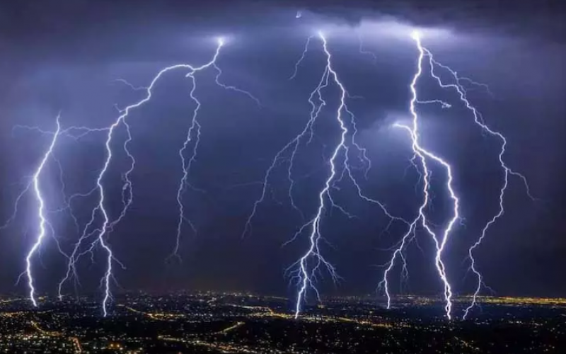 Lightning strikes in Chhattisgarh; 4 people, including a student, killed in Baloda Bazar. Hindi news latest news khabargali 